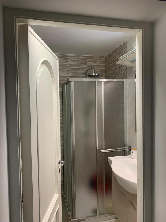 A bathroom at InterMezzo - located in the center of Salento equidistant from the 2 seas
