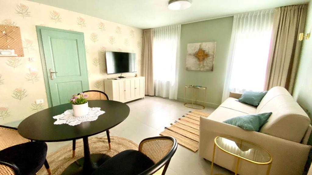TV a/nebo společenská místnost v ubytování The Rooster Apartments