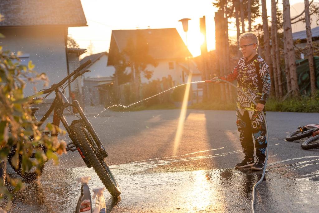 Východ nebo západ slunce při pohledu z ubytování v soukromí nebo okolí