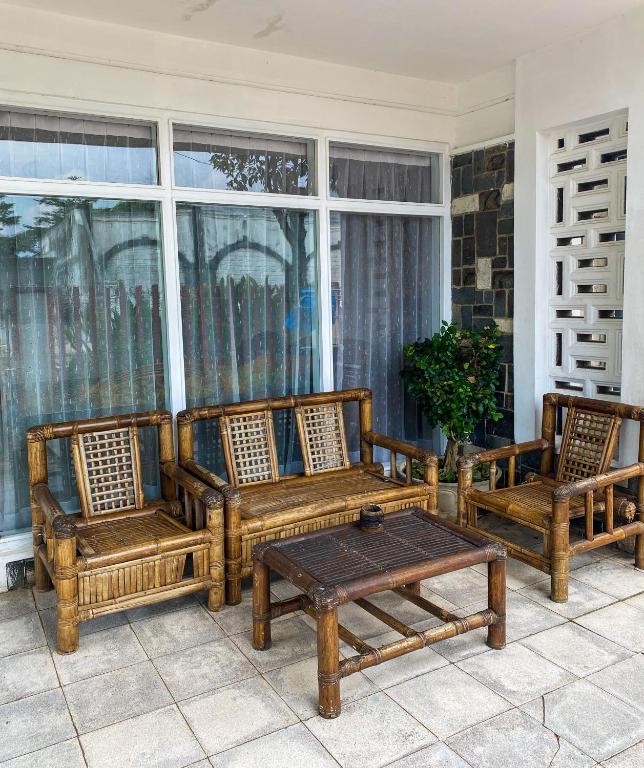 Un patio o zona al aire libre en Hostel Wees een Kind