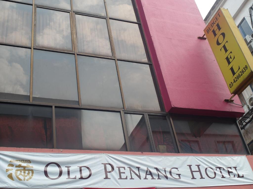 un letrero para un viejo hotel de peniques frente a un edificio en Old Penang Hotel - Ampang Point, en Ampang
