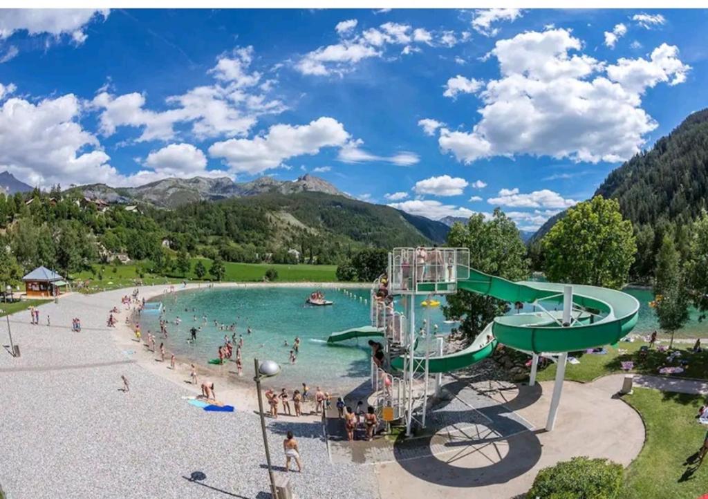 grupa ludzi w wodzie w parku wodnym w obiekcie La Foux d'Allos STUDIO 4 PERSONNES 23m2 résidence les Etoiles w mieście Allos