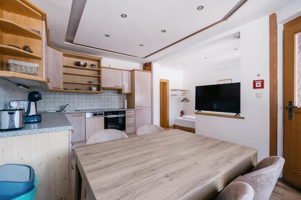 Kuchyňa alebo kuchynka v ubytovaní Kaiser Apartments