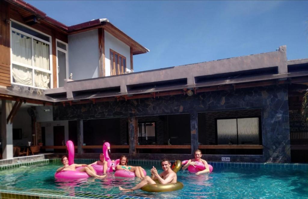 grupa ludzi w basenie w obiekcie Billabong Hostel w mieście Baan Tai