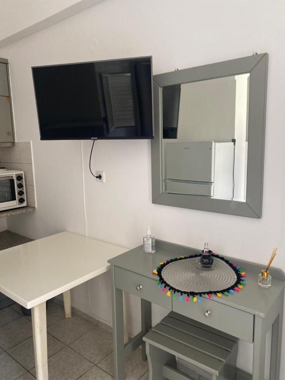 A kitchen or kitchenette at Sindonia beach Apartment's