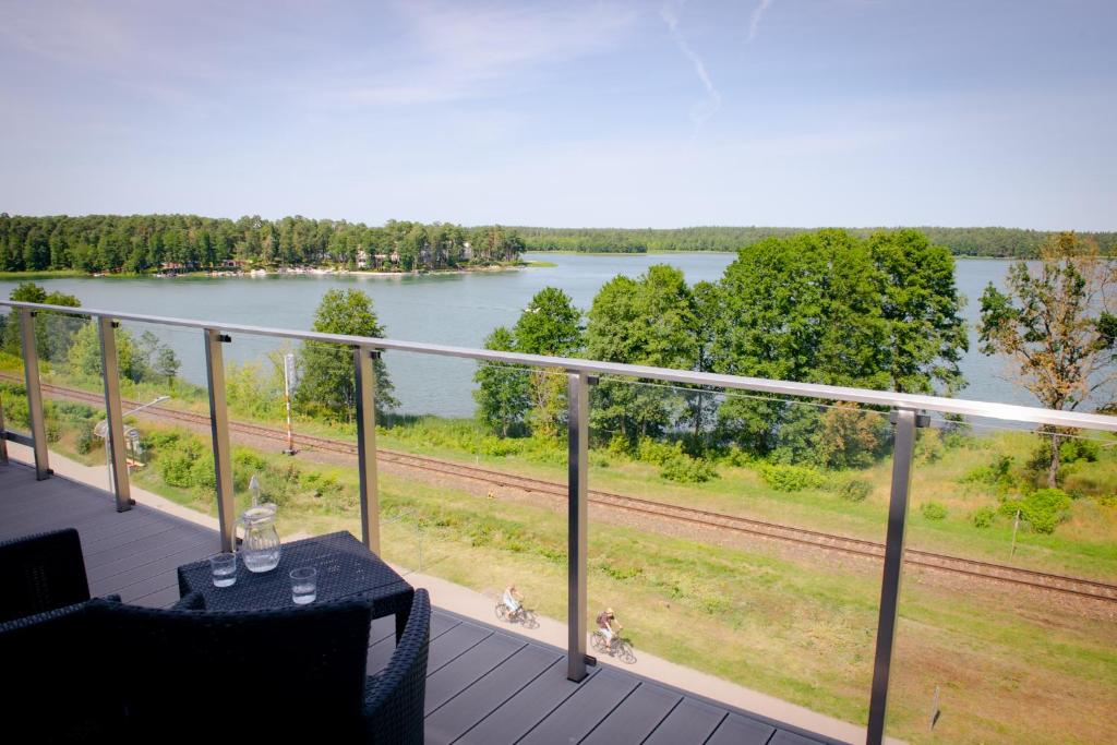 balkon z widokiem na jezioro w obiekcie Apartamenty Białe Tomasza 4 w mieście Augustów