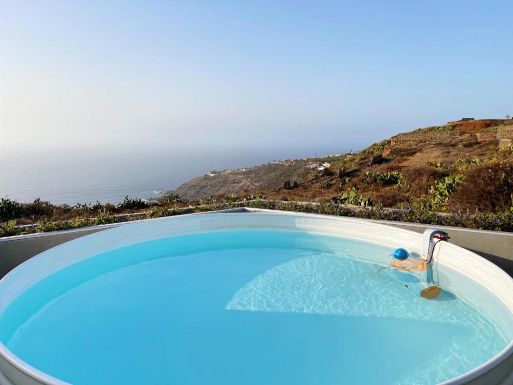 Casa con piscina y jardín con vistas al mar
