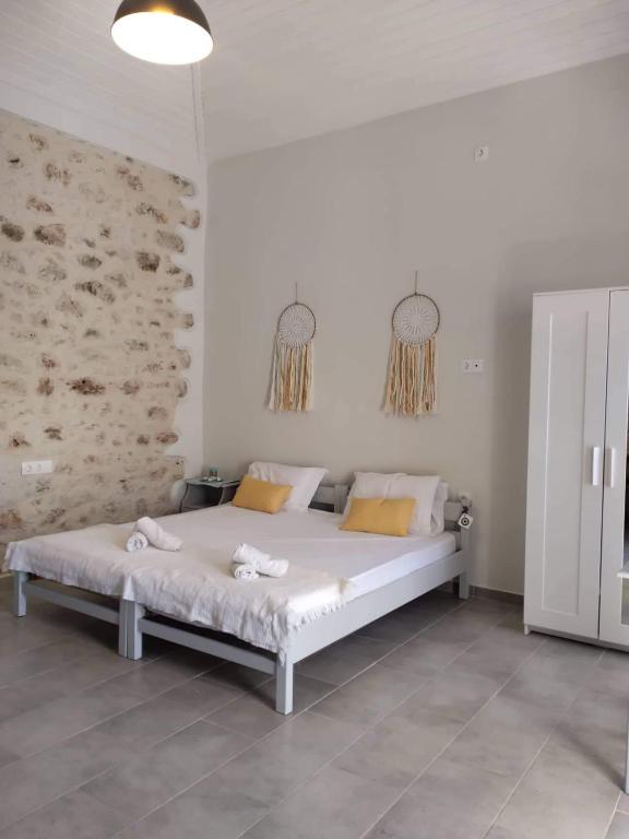 a bedroom with a bed with towels on it at Casa Con Vista Apartments in Halki