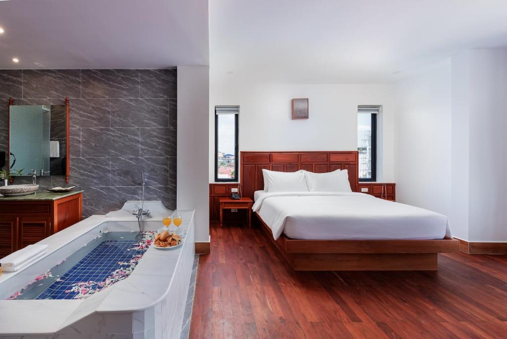 Postel nebo postele na pokoji v ubytování Two Seasons Siem Reap Hotel