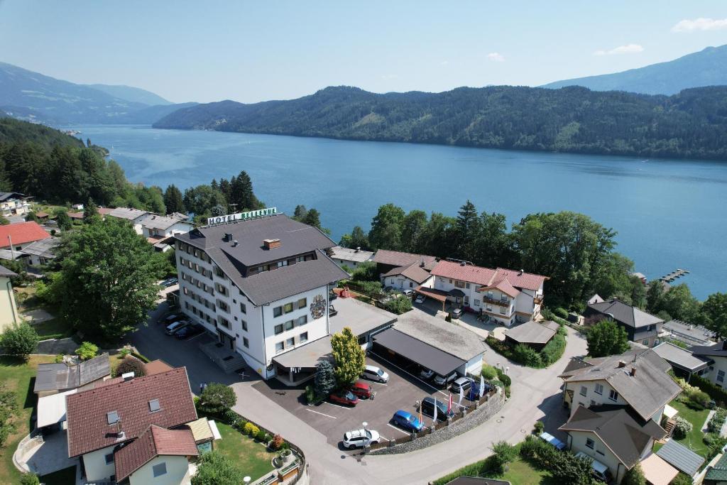 uma vista aérea de uma cidade ao lado de um lago em Hotel Bellevue em Seeboden