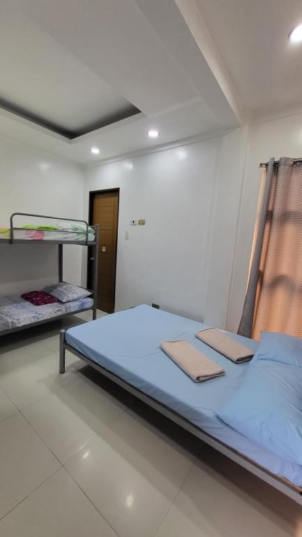 1 dormitorio con 2 literas en una habitación en Finteo Skylands, en Baguio