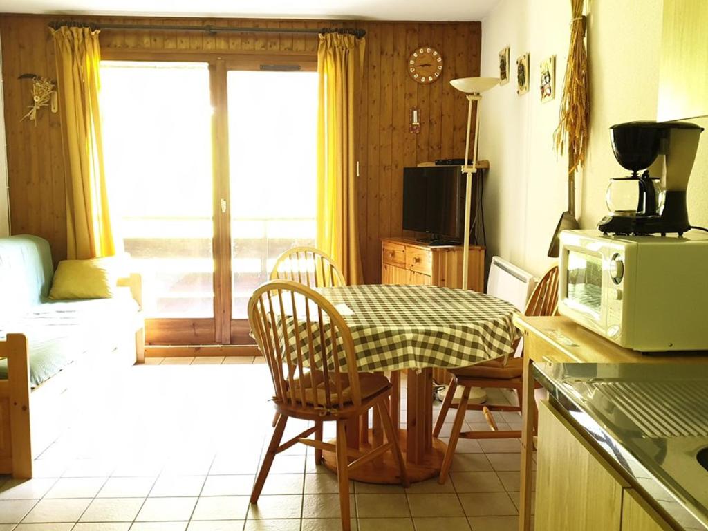 a kitchen with a table and a microwave at Appartement Saint-Jean-d'Aulps, 2 pièces, 6 personnes - FR-1-573-58 in Saint-Jean-d'Aulps