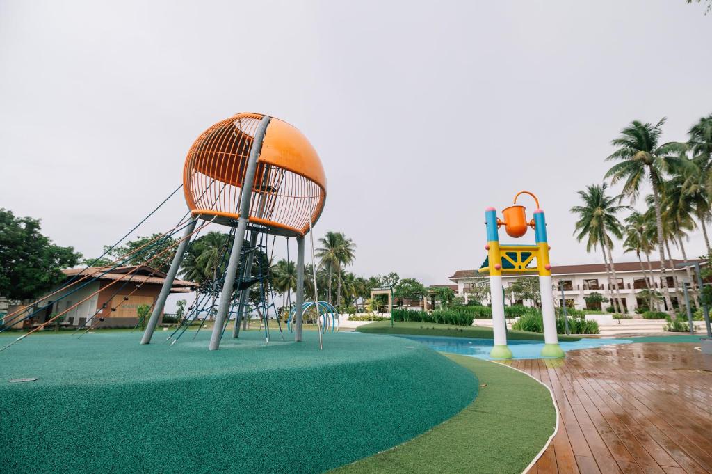 Bazén v ubytování Nouveau Resort nebo v jeho okolí