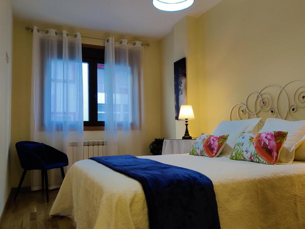 Un dormitorio con una cama grande y una ventana en Alojamiento Real Monforte de Lemos, en Monforte de Lemos