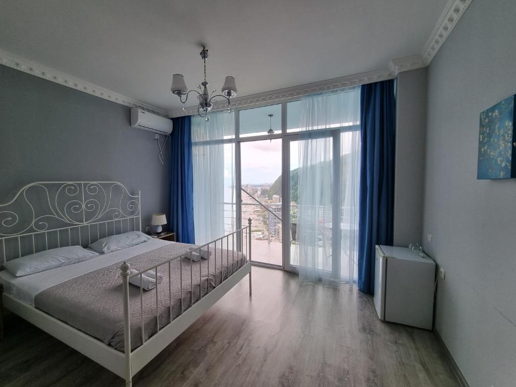 Postel nebo postele na pokoji v ubytování Calypso Kvariati Inn