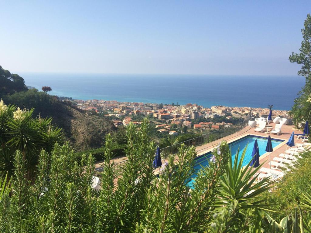 uitzicht op een zwembad en de oceaan bij Villa Del Conte in Drapia