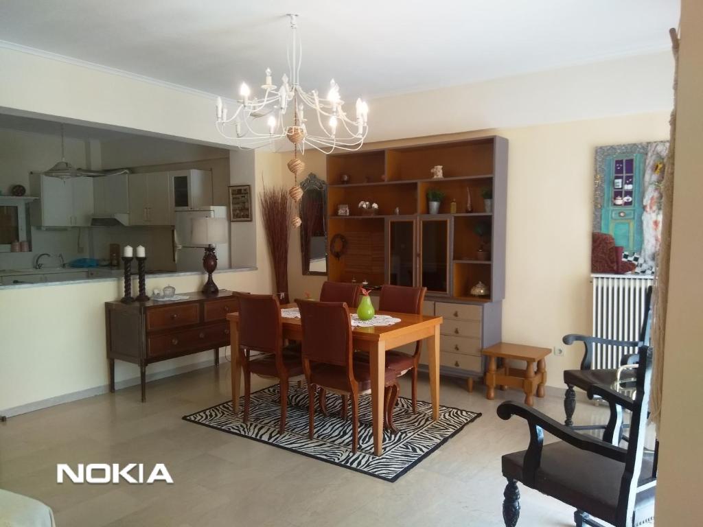 cocina y comedor con mesa y sillas en Seaview to Olympus, sunny, cosy apartment en Néa Michanióna