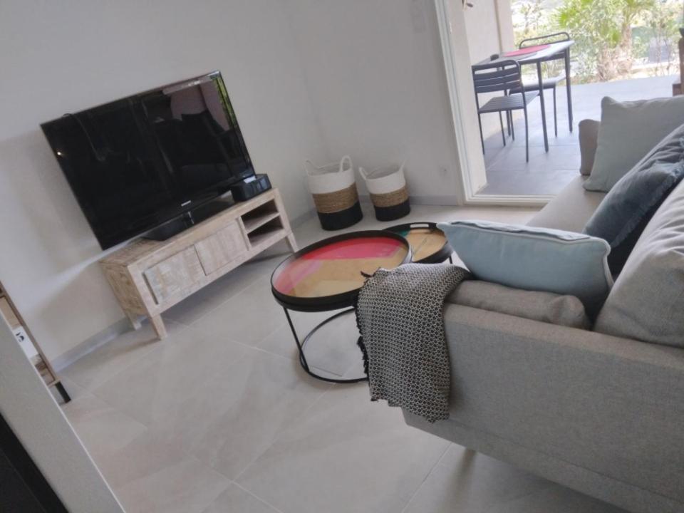 Televízia a/alebo spoločenská miestnosť v ubytovaní Le Spot 577