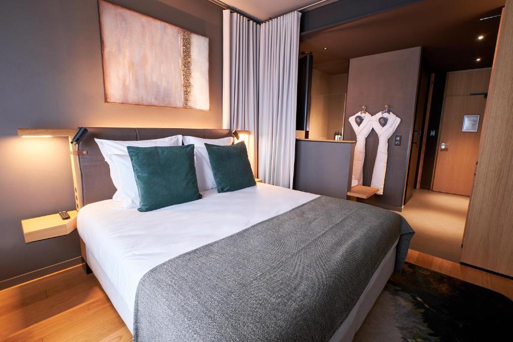 Postel nebo postele na pokoji v ubytování LOISIUM Wine & Spa Hotel Champagne