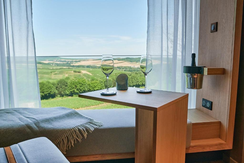 Postel nebo postele na pokoji v ubytování LOISIUM Wine & Spa Hotel Champagne