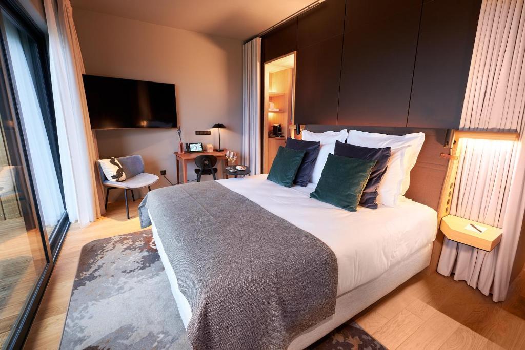Postel nebo postele na pokoji v ubytování LOISIUM Wine & Spa Hotel Champagne