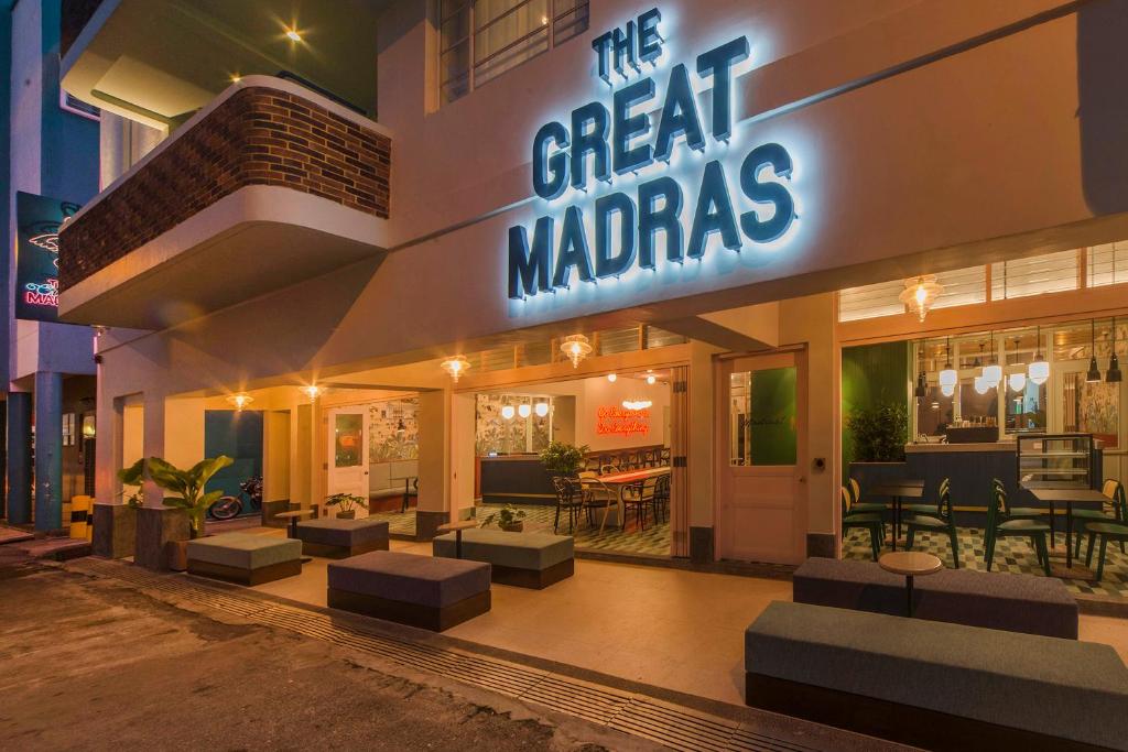 The Great Madras by Hotel Calmo في سنغافورة: مطعم فيه لافته مكتوب عليها madras الرائع