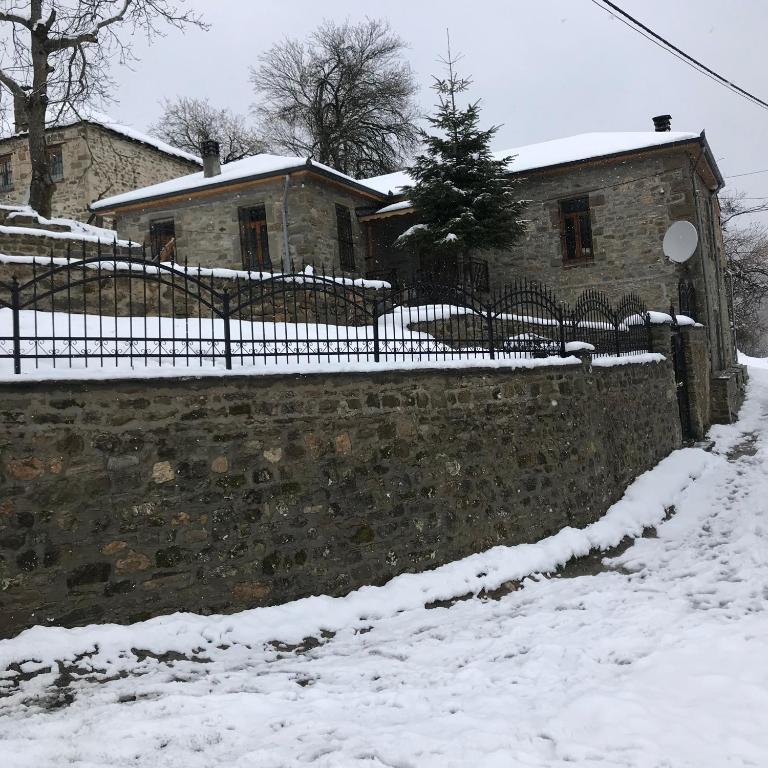 Vila Korchari Dardhe v zimě