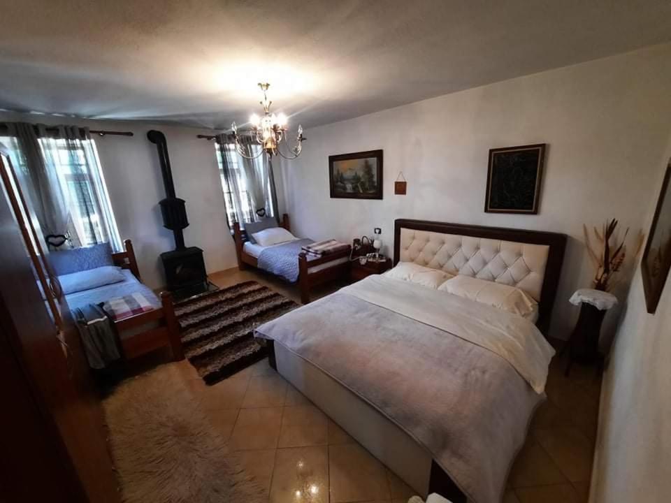 Postel nebo postele na pokoji v ubytování Vila Korchari Dardhe