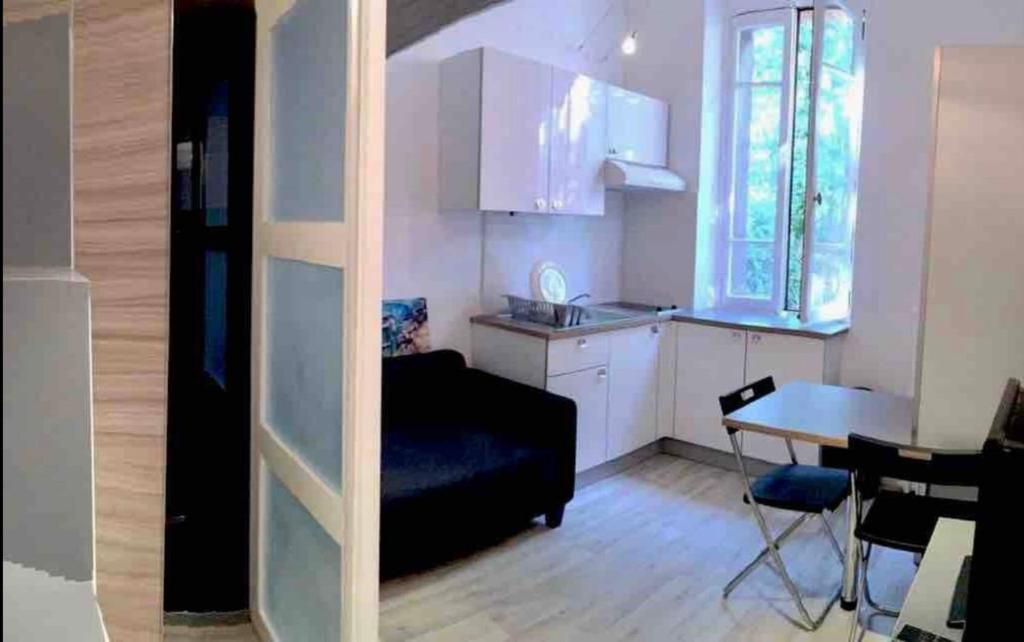 Kuchyňa alebo kuchynka v ubytovaní Petit studio bien placé jardin et parking gratuit