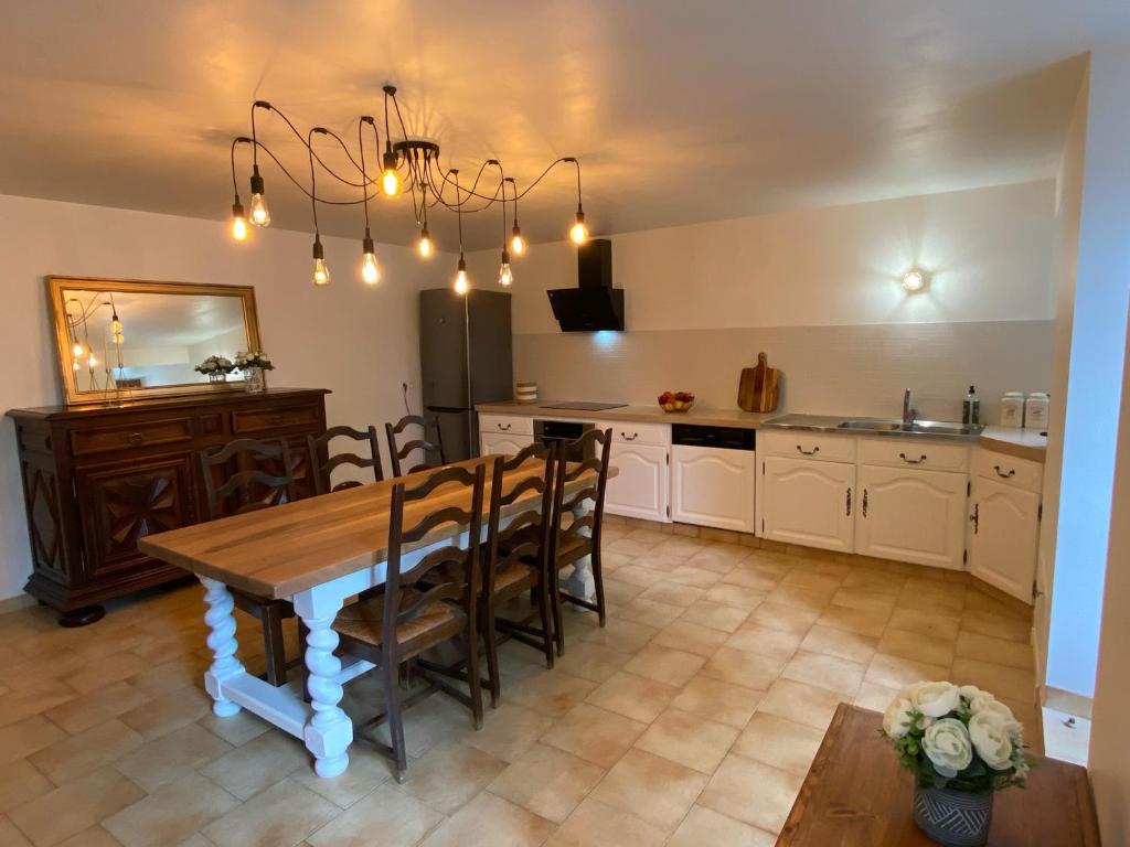 eine Küche mit einem Tisch und Stühlen im Zimmer in der Unterkunft Maison familiale en Périgord (Billard+Cheminée) 