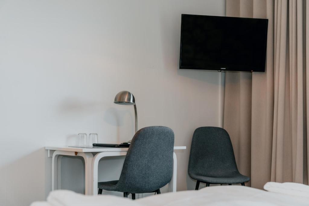 TV a/nebo společenská místnost v ubytování Wisingsö Hotell