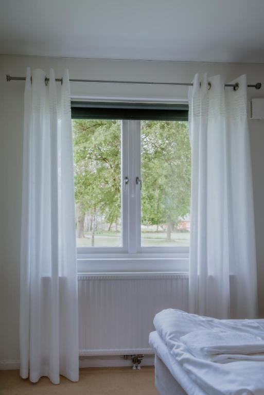 Postel nebo postele na pokoji v ubytování Wisingsö Hotell