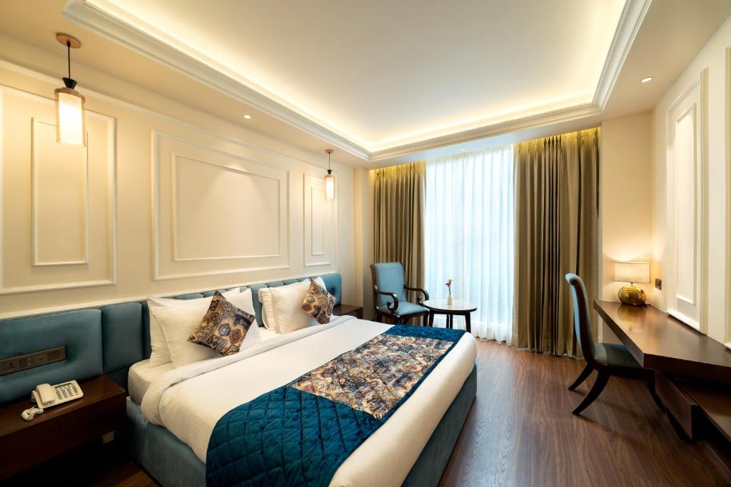 een hotelkamer met een bed en een bureau bij Country Inn Hall of Heritage, Amritsar in Amritsar
