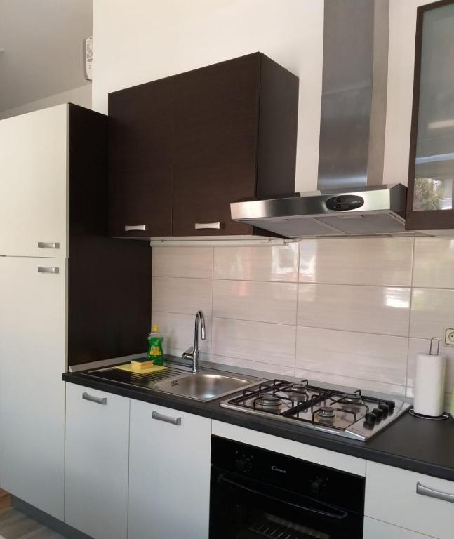 Kuchnia lub aneks kuchenny w obiekcie Apartments Battistutti - Free Private Parking