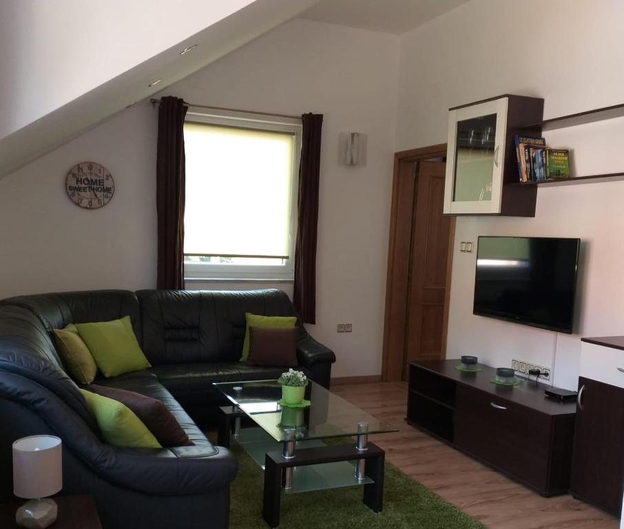 Telewizja i/lub zestaw kina domowego w obiekcie Apartments Battistutti - Free Private Parking
