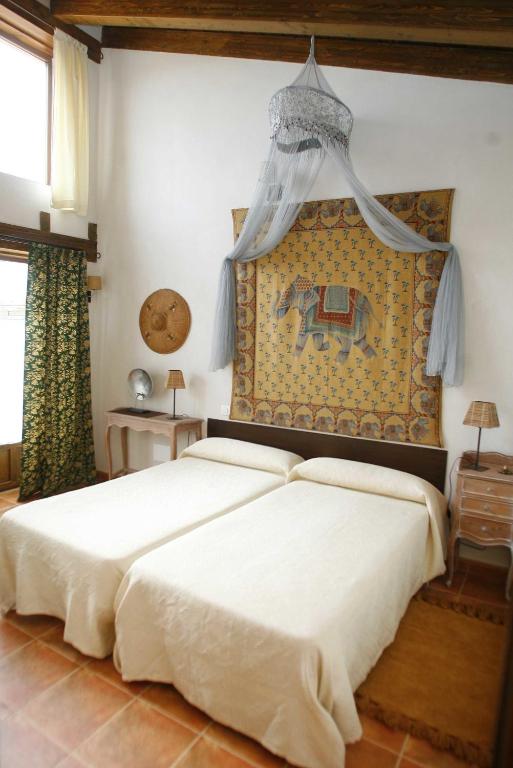 Postel nebo postele na pokoji v ubytování Hotel Albergue Bioclimático Sabinares del Arlanza