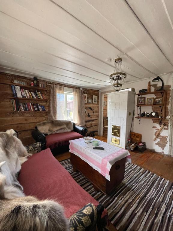 Hubane hoovimajake Haapsalu vanalinna juures - Housity