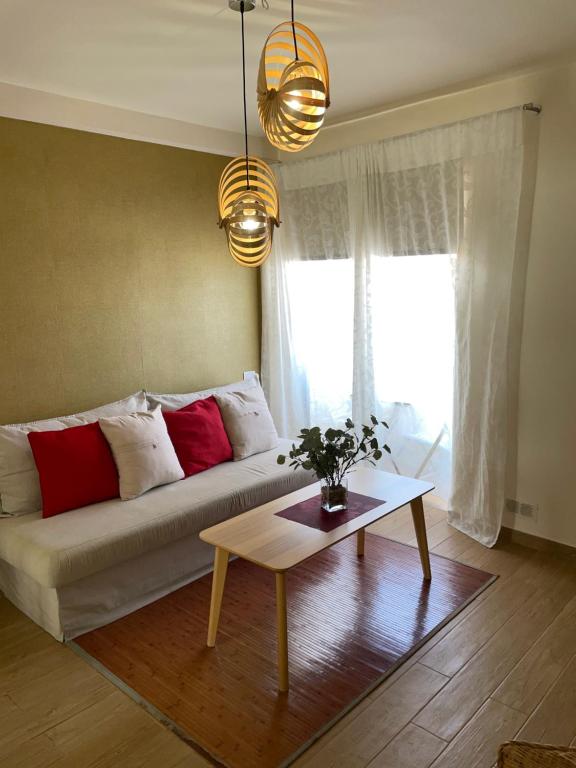 a living room with a couch and a coffee table at Apartamento Acogedor y Céntrico - Plaza del Charco in Puerto de la Cruz