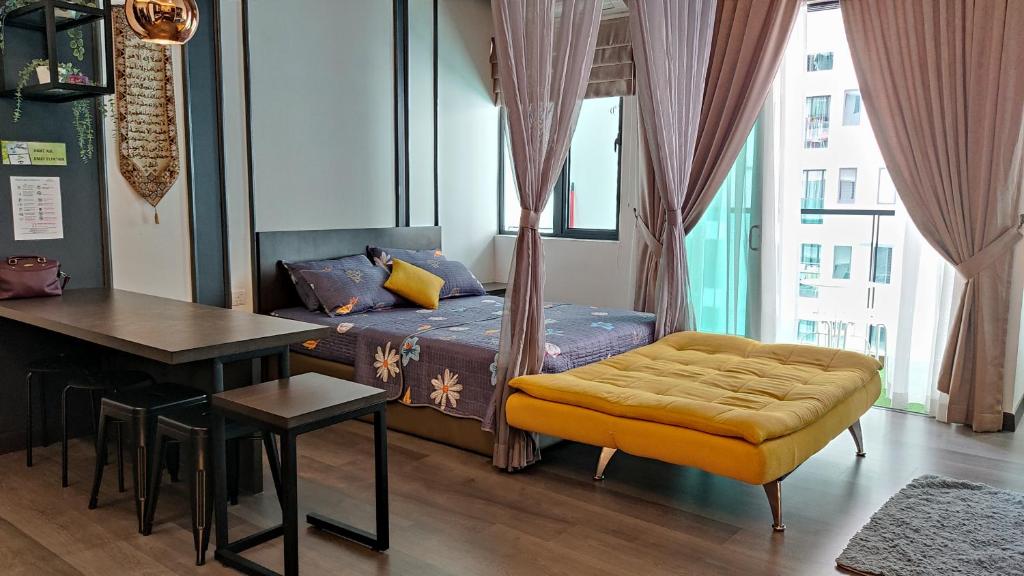 1 dormitorio con cama, mesa y escritorio en Hidayah Homestay near UKM and KTM station with high speed wifi - pool & river view, en Bangi