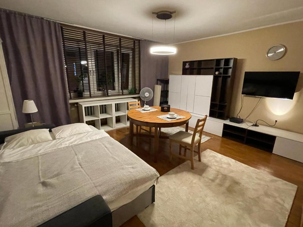 sypialnia z łóżkiem i stołem oraz pokój w obiekcie PRZYSTANEK KATOWICE Brynowska 55A w mieście Katowice