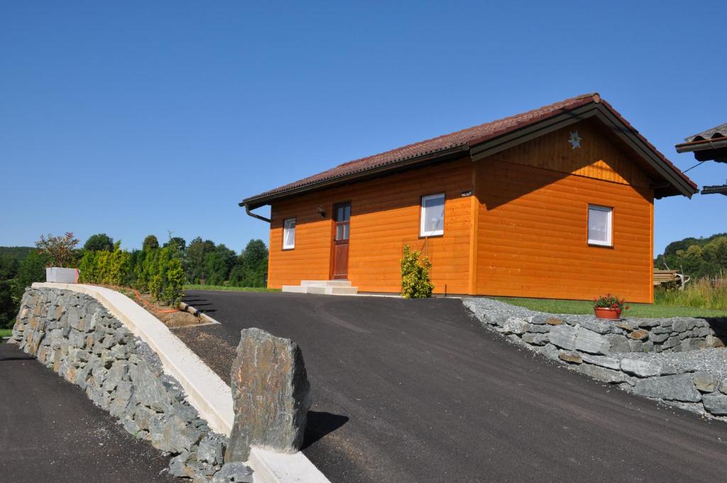 ein Haus mit einer Straße davor in der Unterkunft Ferienhaus Altmann 2 in Sankt Magdalena