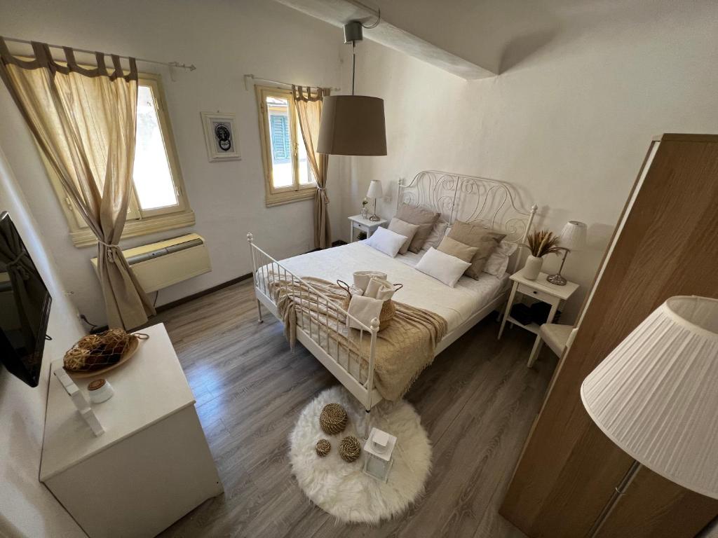 フィレンツェにあるLa Piccola Maisonのベッドルーム1室(ベッド1台、ランプ付きテーブル付)