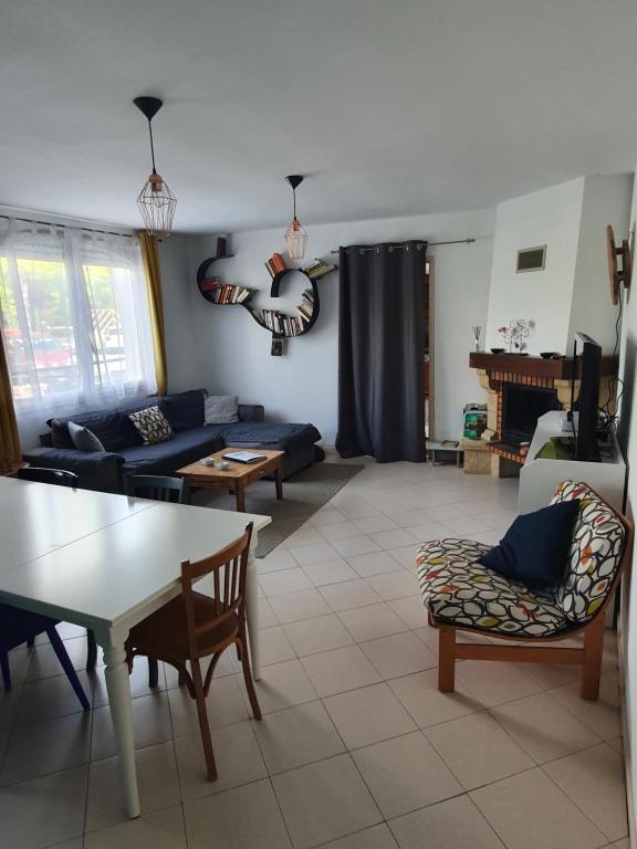 sala de estar con sofá y mesa en Casa Talbat en Chauvigny