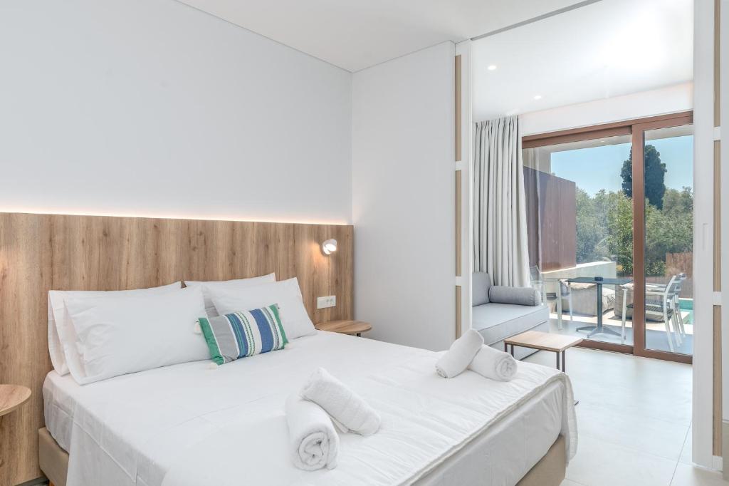 Postel nebo postele na pokoji v ubytování Lazaros Hotel Resort
