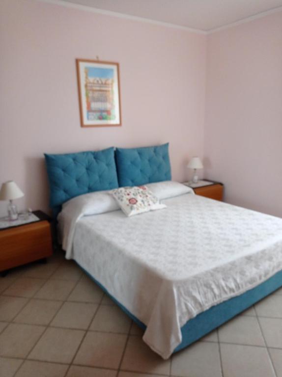 A bed or beds in a room at Casa Tonia