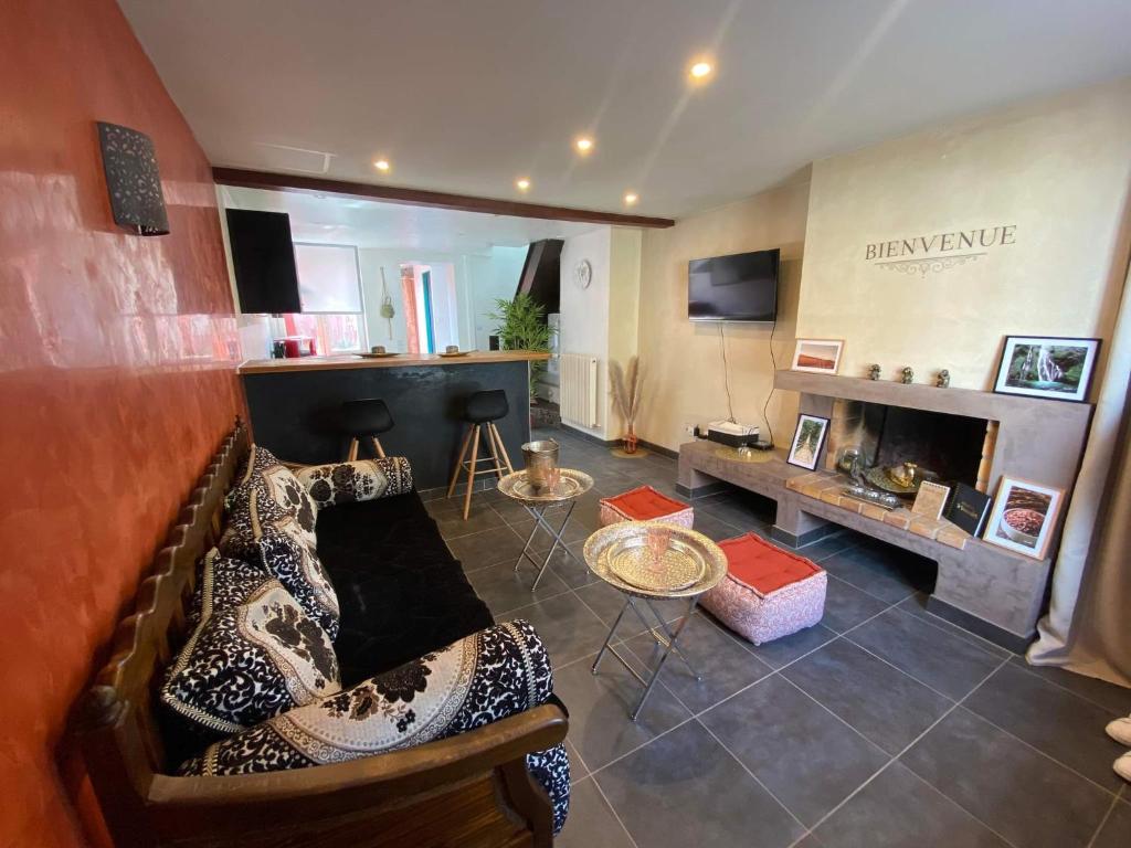 uma sala de estar com um sofá e uma lareira em La Maison d’Alie (Alie’s Home) em Boulogne-sur-Mer