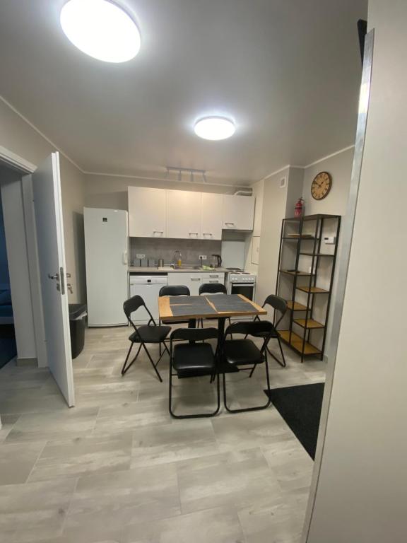 a kitchen and dining room with a table and chairs at Noclegi Pracownicze Parking Busy in Gorzów Wielkopolski