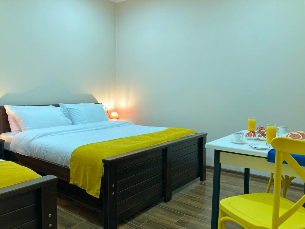 מיטה או מיטות בחדר ב-Borjomi Yellow Hotel