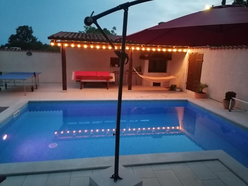Bazén v ubytování Holiday house Eleonora nebo v jeho okolí