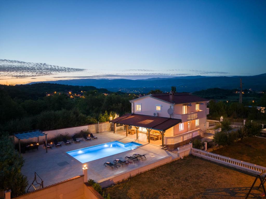 z góry widok na dom z basenem w obiekcie Vacation villa Matic with 7 bedrooms w mieście Sinj